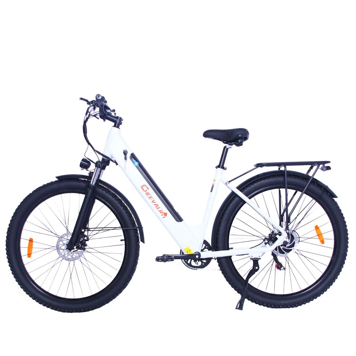 Bicicletta elettrica bianca con pneumatici neri e portapacchi. Il logo Cheevalry è visibile sul telaio.