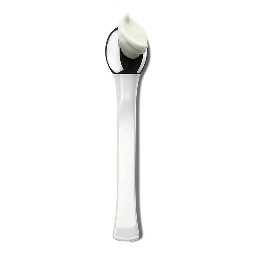 Applicatore bianco con testa argentata, sul quale è presente una piccola quantità di crema.