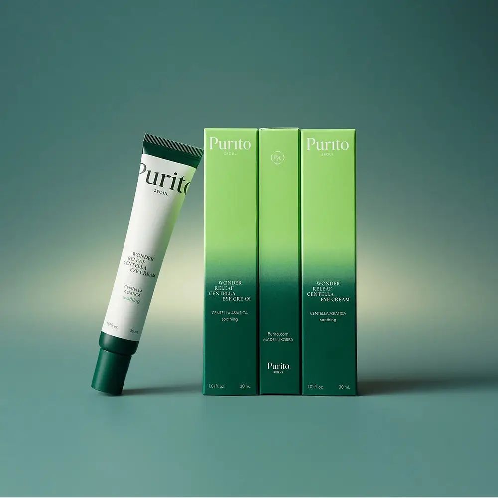 Un tubetto di crema per gli occhi e tre confezioni verdi. Testo: Wonder Releaf Centella Eye Cream, PURITO.