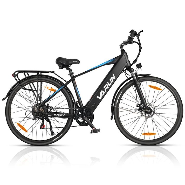 E-bike nero VARUN S700-1. Portapacchi, parafanghi, catarifrangenti arancioni. Pneumatici neri, cerchi. Dettagli blu sul telaio.
