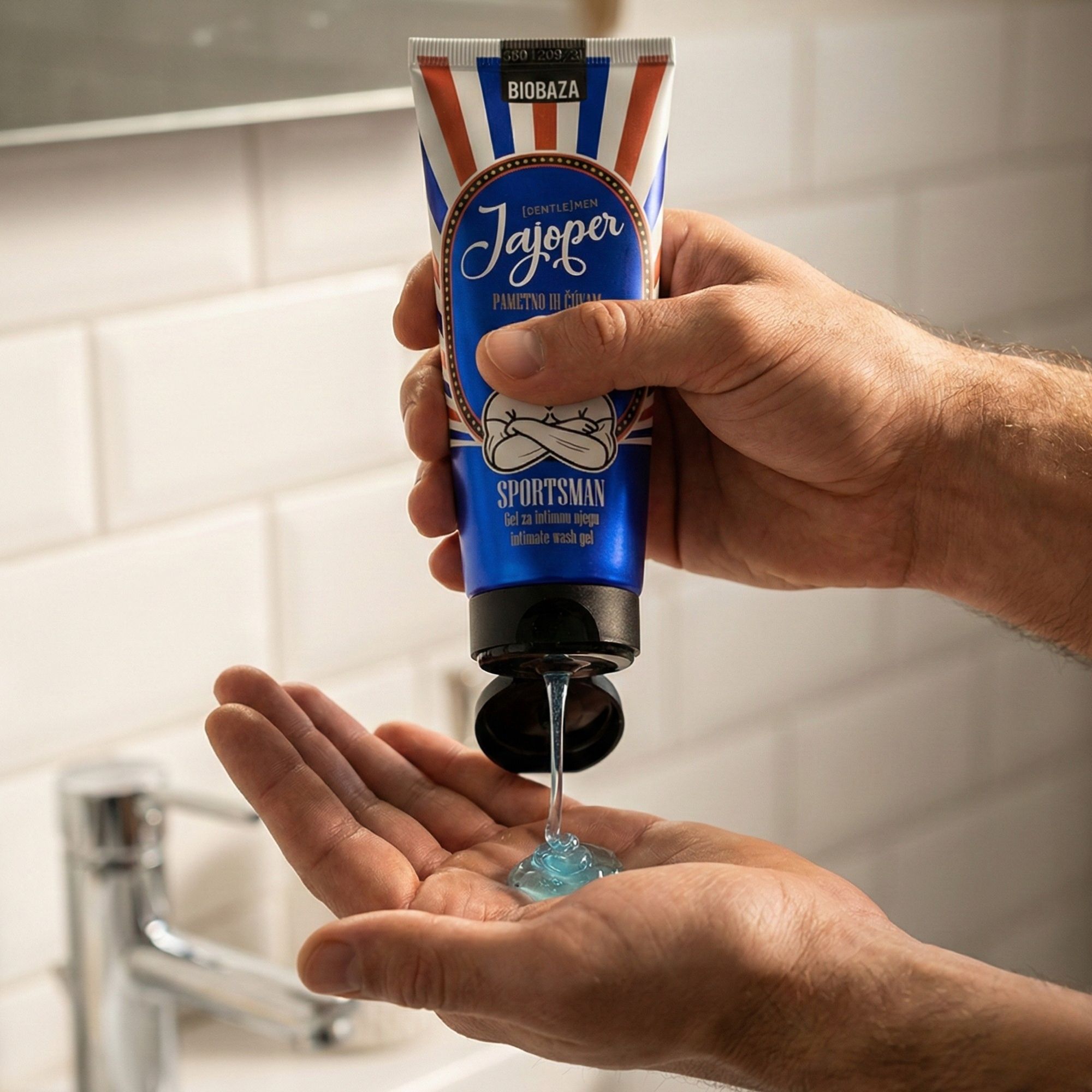 Tubo blu "Jajoper Sportsman", gel blu versato nel palmo della mano.