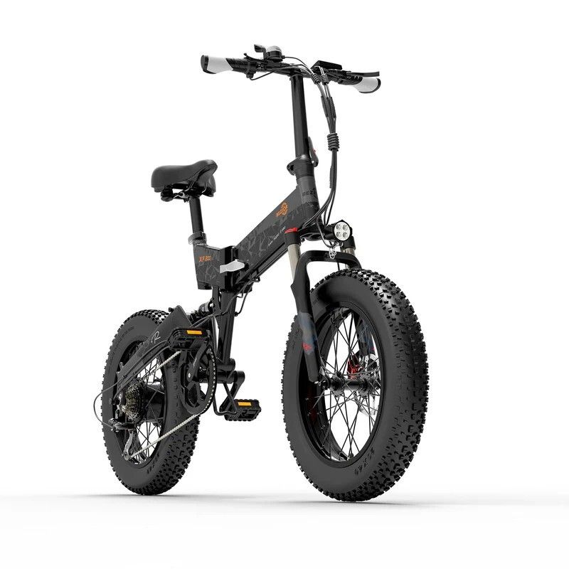 Bicicletta elettrica pieghevole nera. Pneumatici larghi, faro, sella. Vista frontale. Dettagli: freni a disco, pedali.