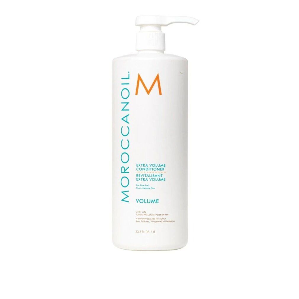 Flacone bianco di balsamo con dosatore. Testo: Moroccanoil, Extra Volume Conditioner, Volume. Logo arancione.