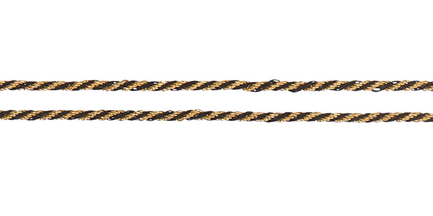 Primo piano di una catenina per occhiali. Corda dorata e nera ritorta. Sfondo bianco.
