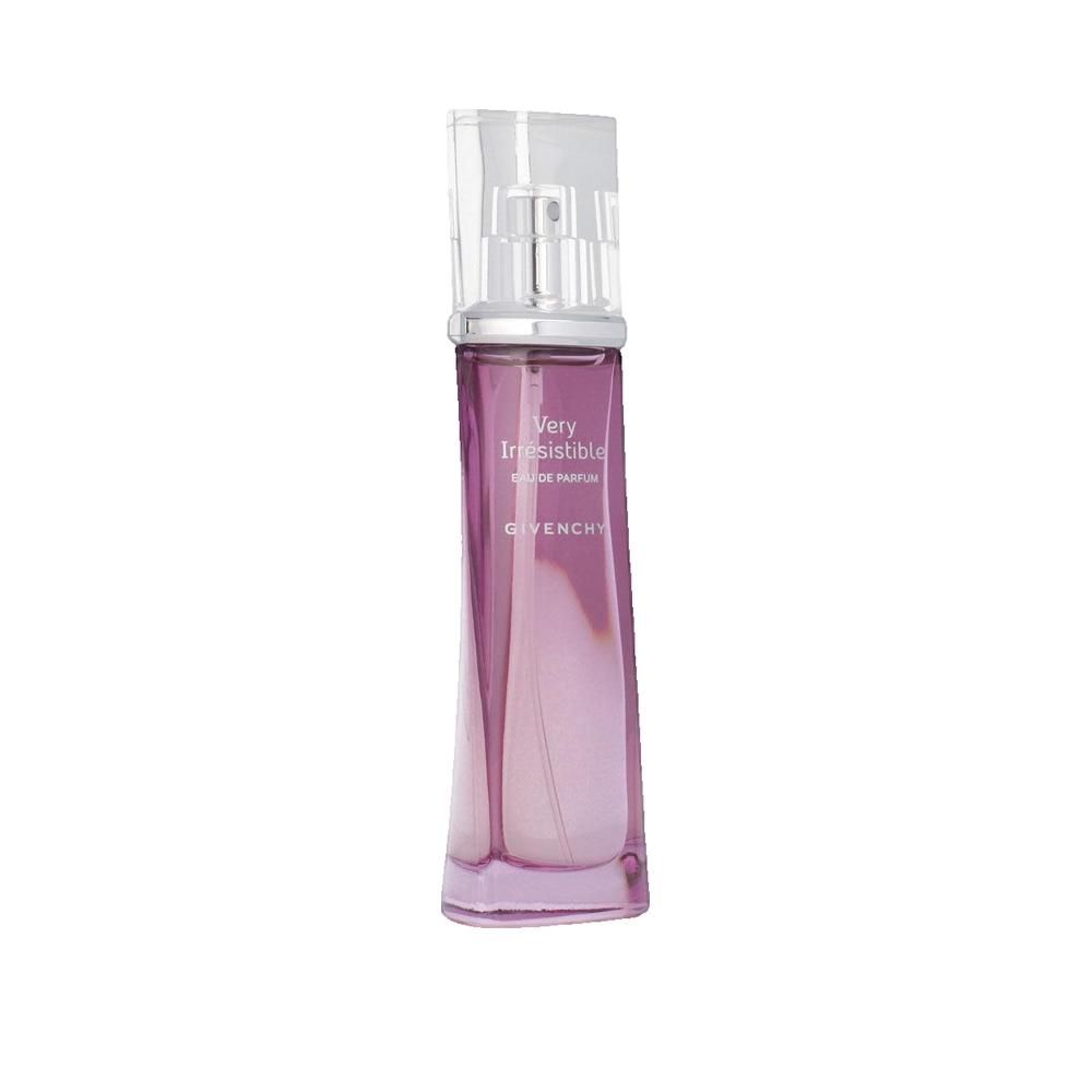 Flacone di profumo sfumato rosa, vaporizzatore argento, scritta "Very Irresistible" e "Givenchy".