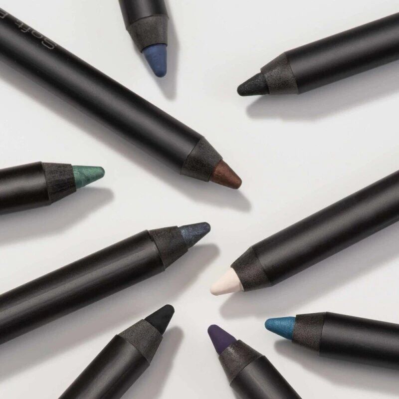 Diverse matite per occhi in vari colori, tra cui nero, marrone e blu.