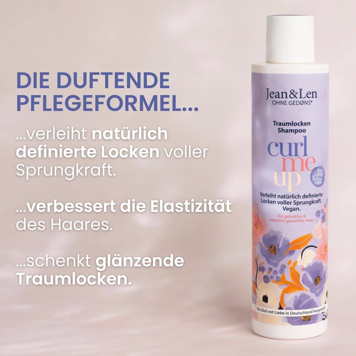 Flacone di shampoo. Testo: La formula profumata per la cura... regala ricci naturalmente definiti e pieni di elasticità... migliora l'elasticità dei capelli... ti regala ricci lucenti da sogno.