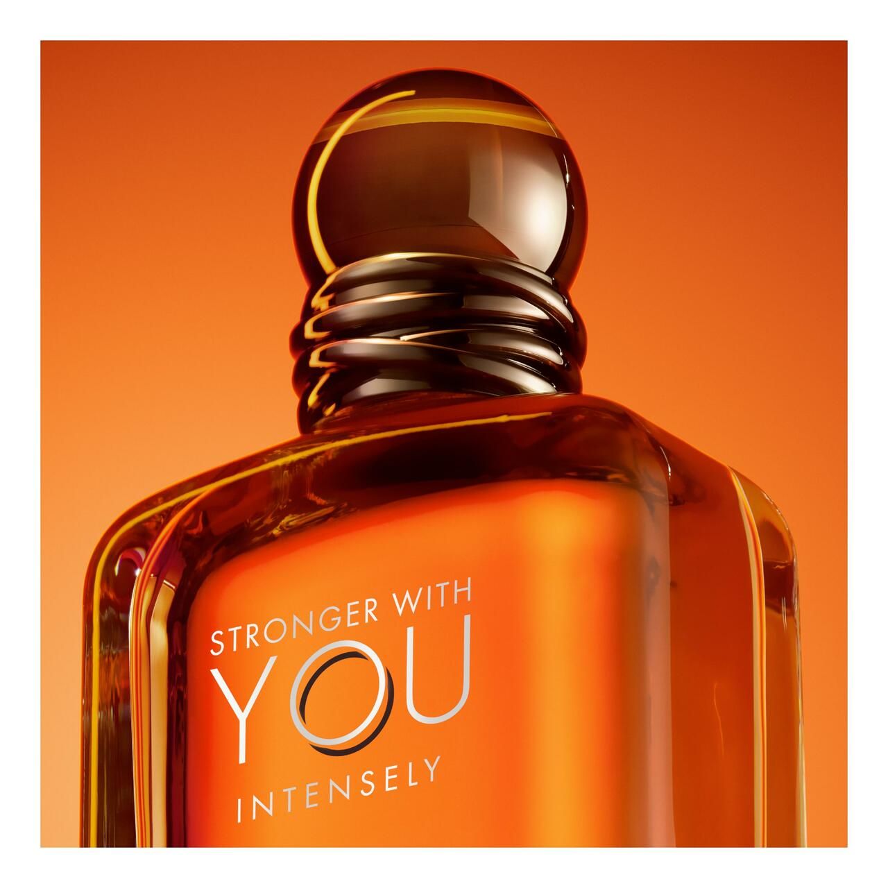 Emporio Armani Stronger With You Intensely. Primo piano del flacone. Tappo nero, scritta.