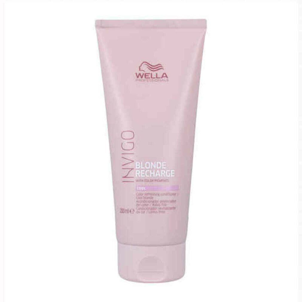 Tubo rosa con scritta INVIGO BLONDE RECHARGE. Marchio WELLA. Nome del prodotto e altre informazioni sull'etichetta.