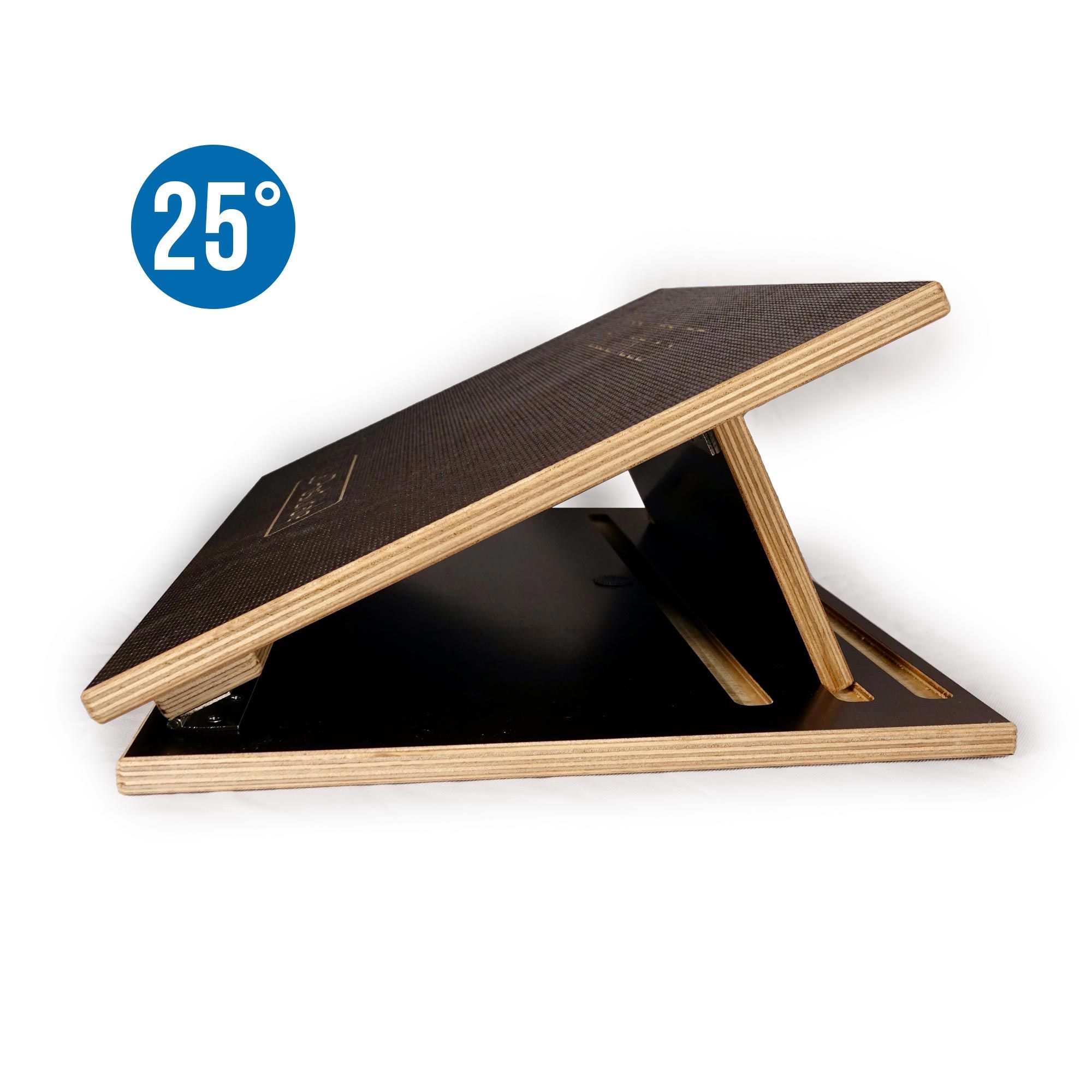 Piattaforma in legno nero inclinata a 25 gradi. Con scritta "La Posturale".