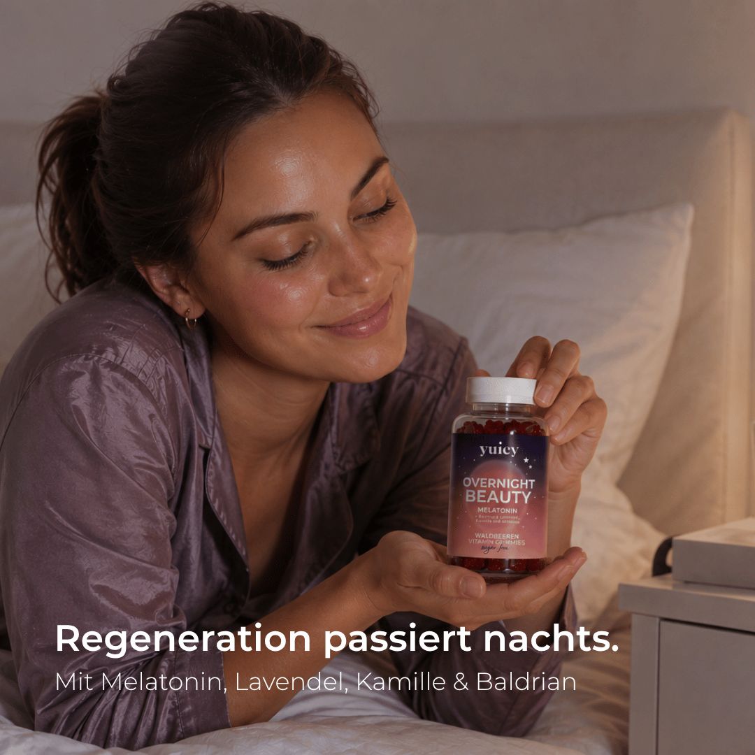 Una donna tiene un barattolo di yuicy® Overnight Beauty Gummies. Testo: Melatonina, lavanda, camomilla e valeriana. Orsetti gommosi rossi.