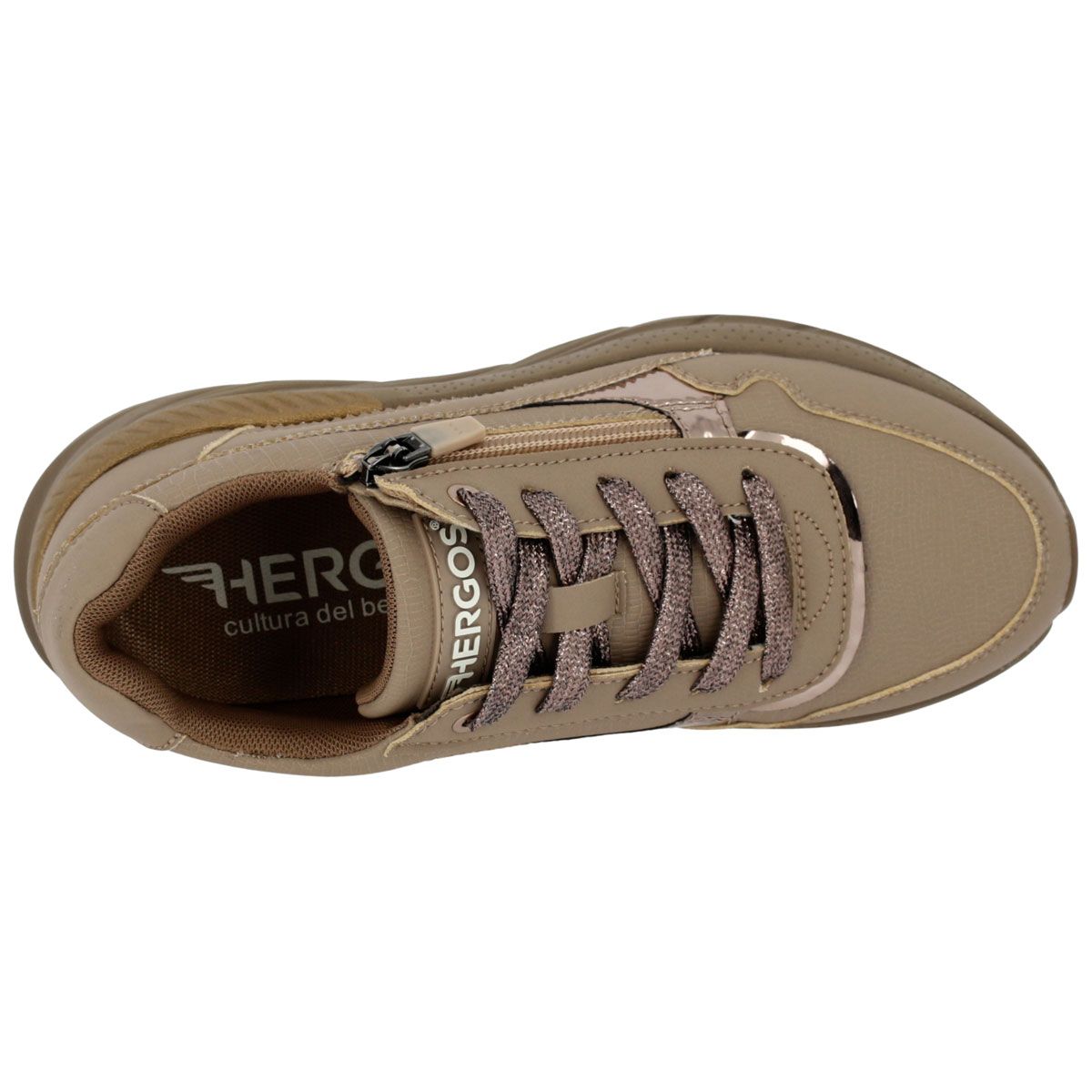 Vista dall'alto di una sneaker beige con zip e lacci. Marchio HERGOS.