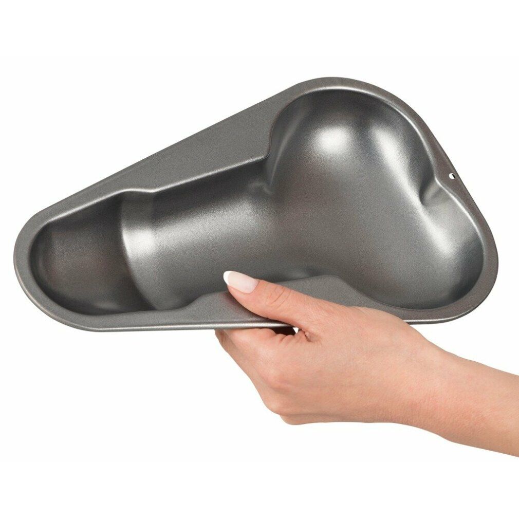 Mano che tiene una tortiera grigia a forma di pene.