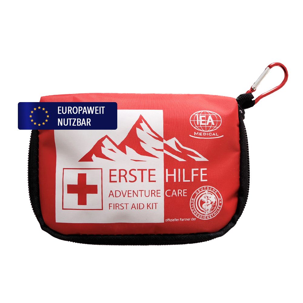 Kit di pronto soccorso rosso con cerniera, moschettone e certificazione UE. Testo: Erste Hilfe, Adventure Care, First Aid Kit.