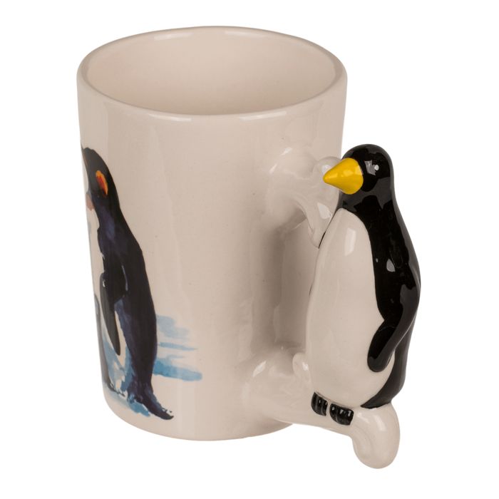 Tazza con manico a forma di pinguino. Bianca, con decorazione di pinguini e un pinguino come manico. Becco giallo, colori bianco e nero.