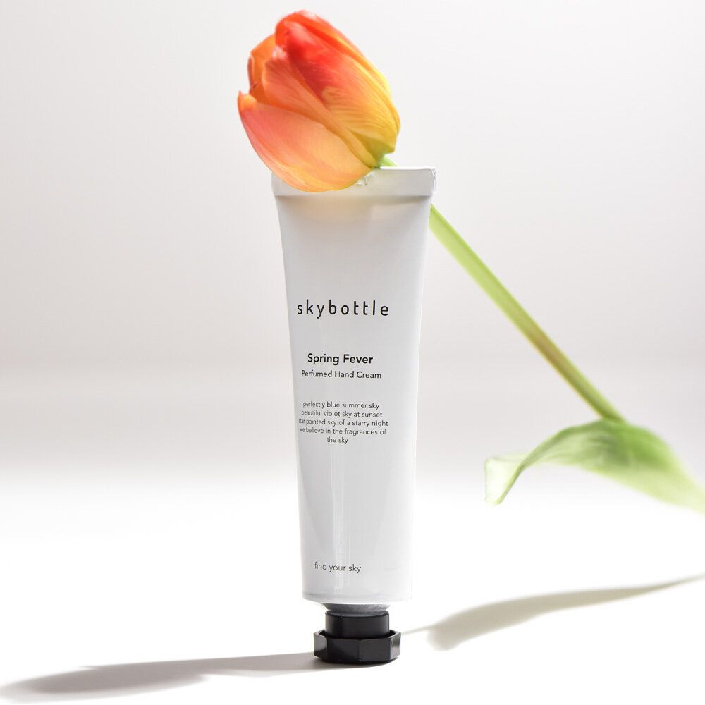 Tubo bianco con tappo nero e tulipano. Scritta: SKYBOTTLE Spring Fever Perfumed Hand Cream.