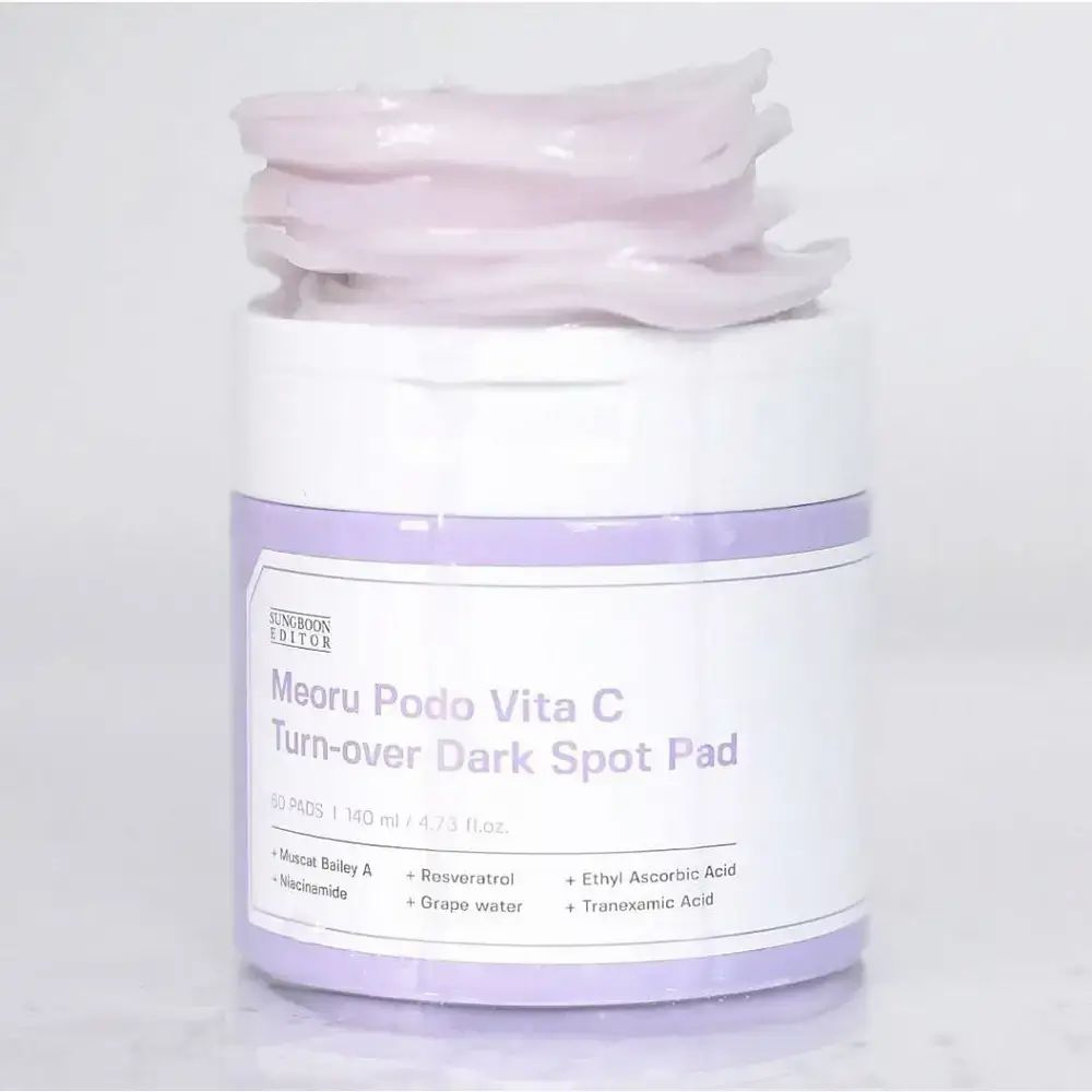Barattolo con pads. Scritta: Meoru Podo Vita C Turn-over Dark Spot Pad. Pads sul barattolo.