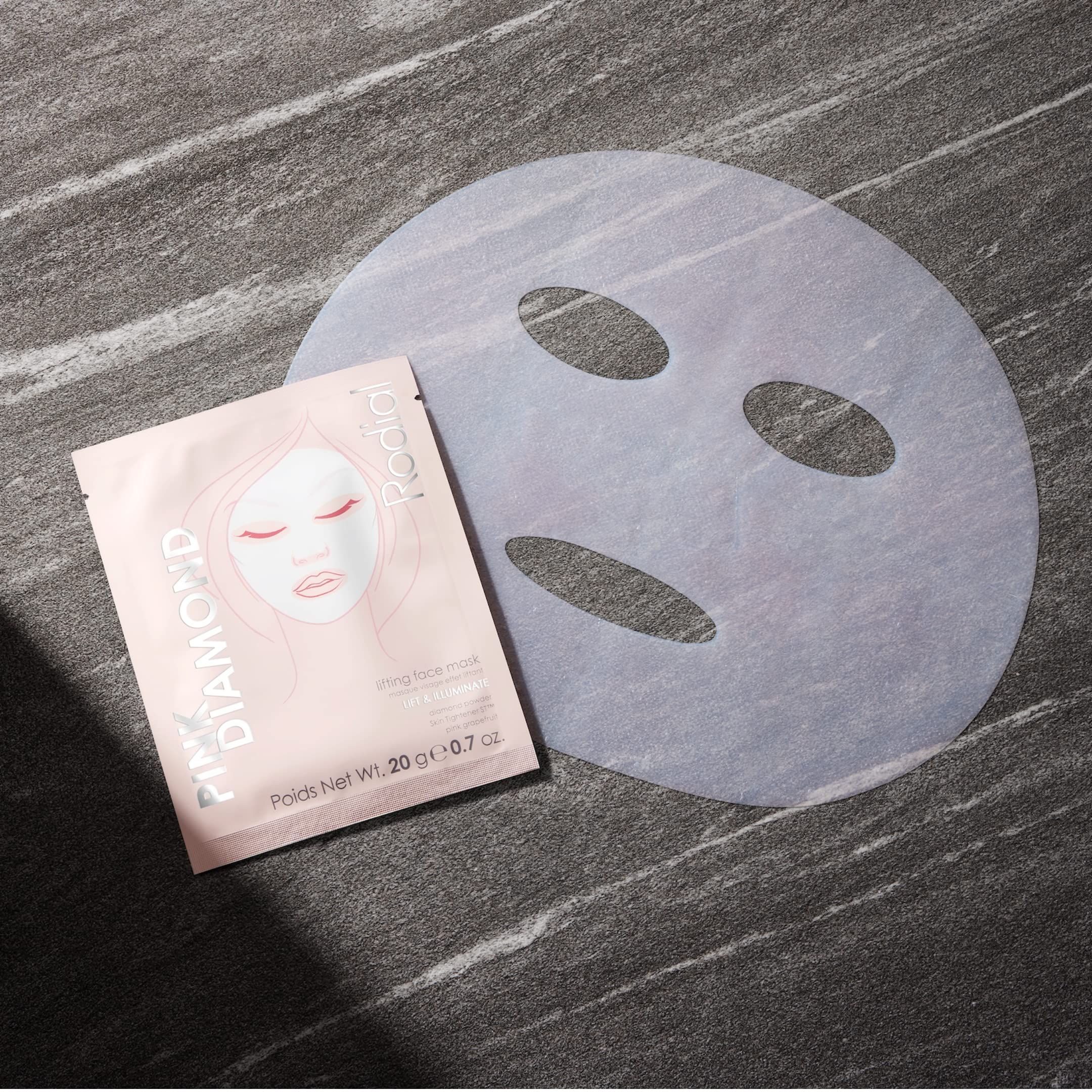 Maschera viso Rodial Pink Diamond rosa e maschera. Maschera con aperture per occhi, naso e bocca. Confezione con nome del prodotto.