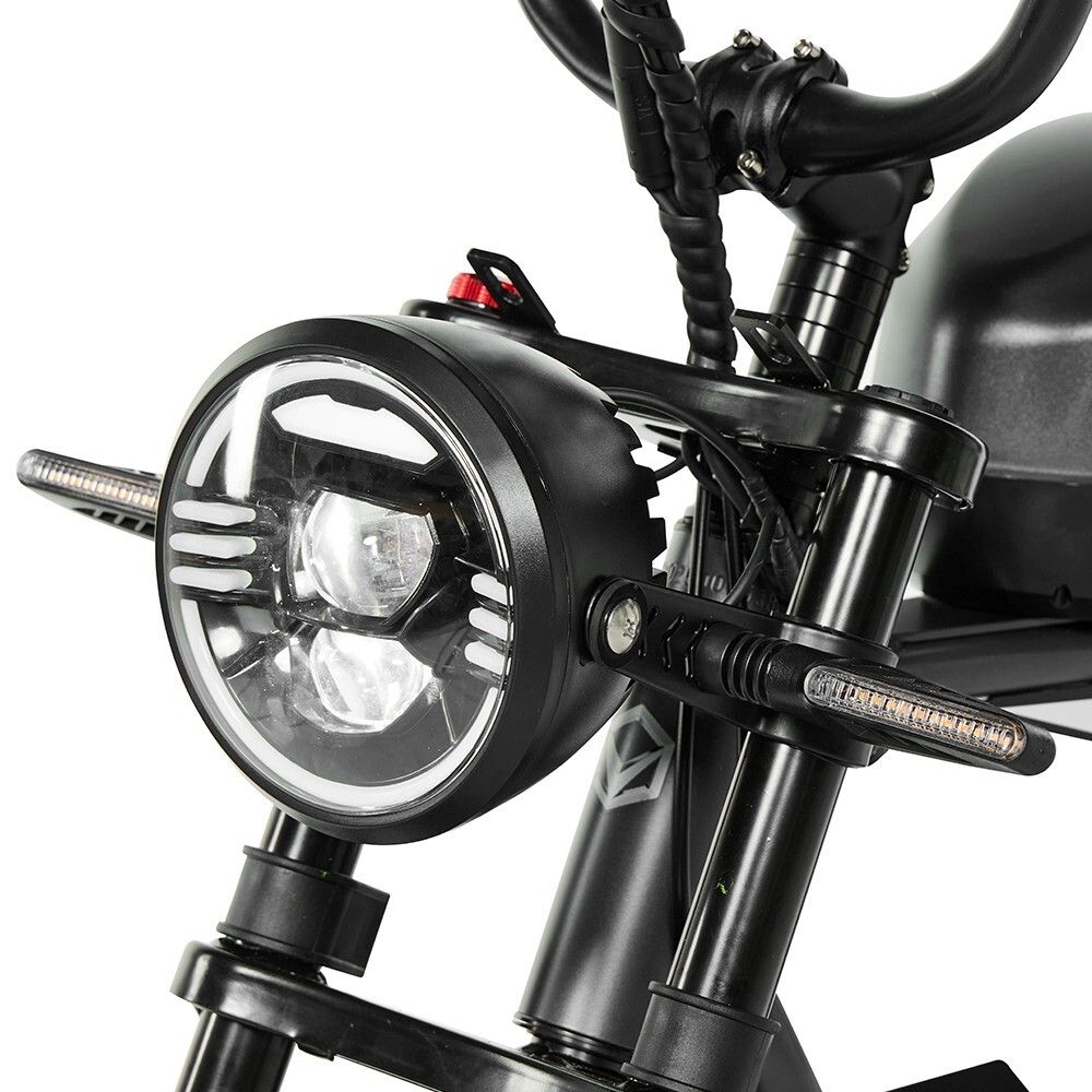 Primo piano del faro. Luce LED rotonda, indicatori di direzione. Supporto nero. Dettagli della ruota anteriore.