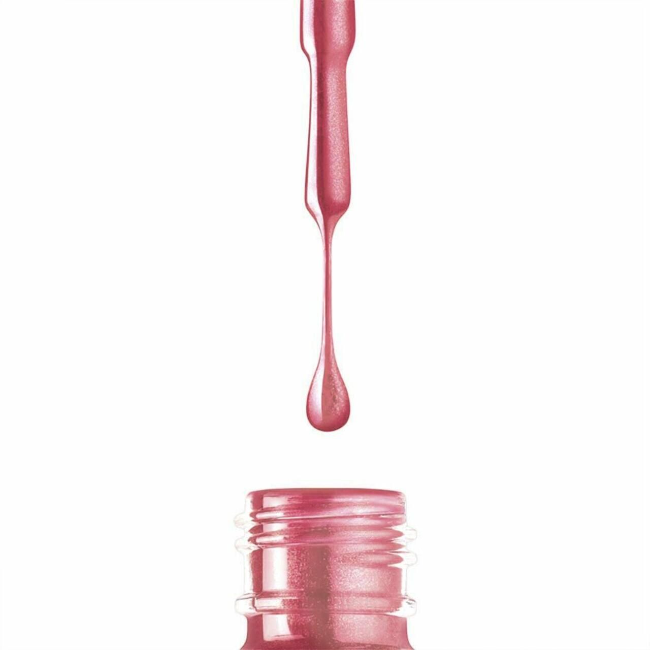 Smalto per unghie che gocciola dal flacone. Colore rosa.