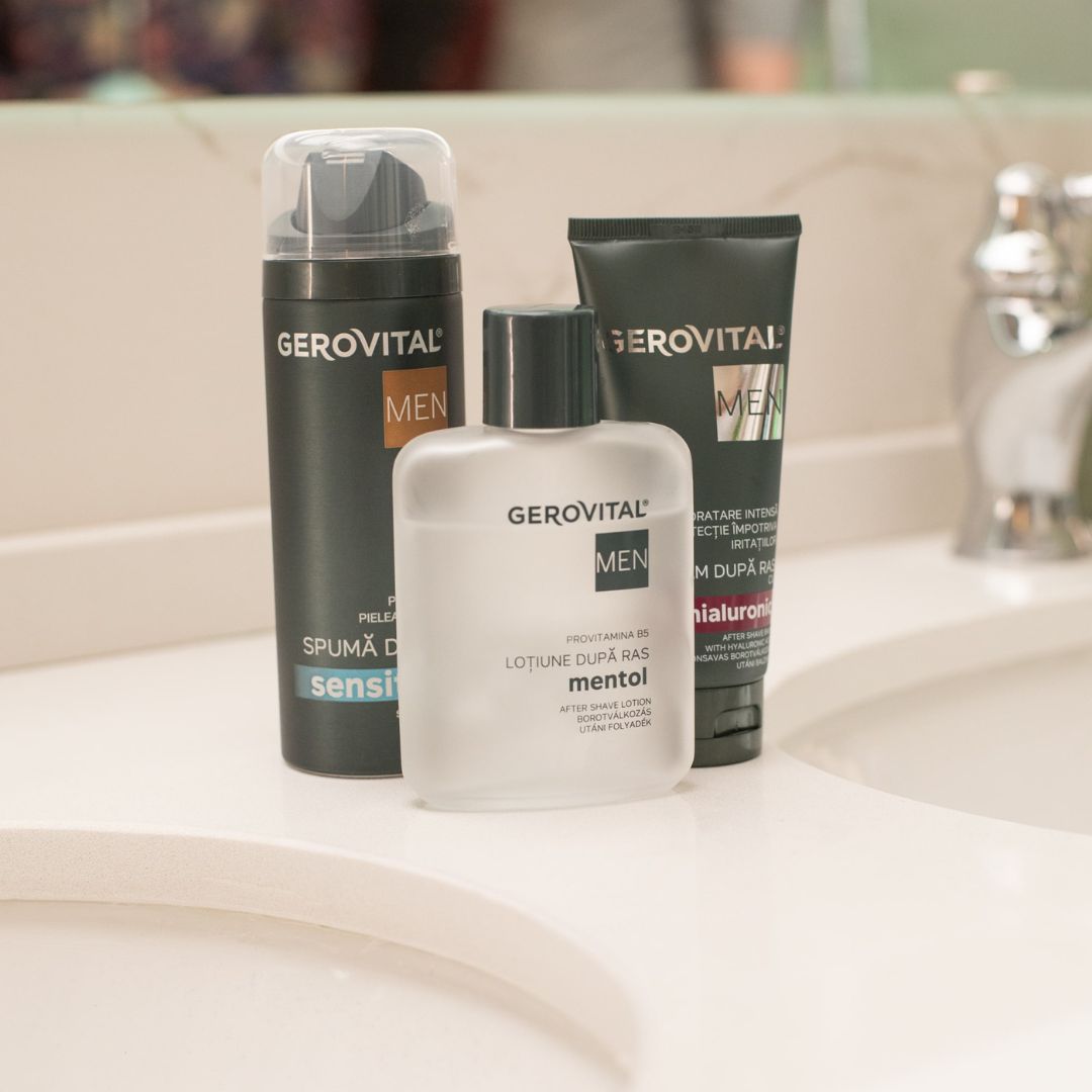 Tre prodotti su una superficie bianca. Prodotti GERIVITAL MEN: gel da barba, lozione, Balsam după ras.