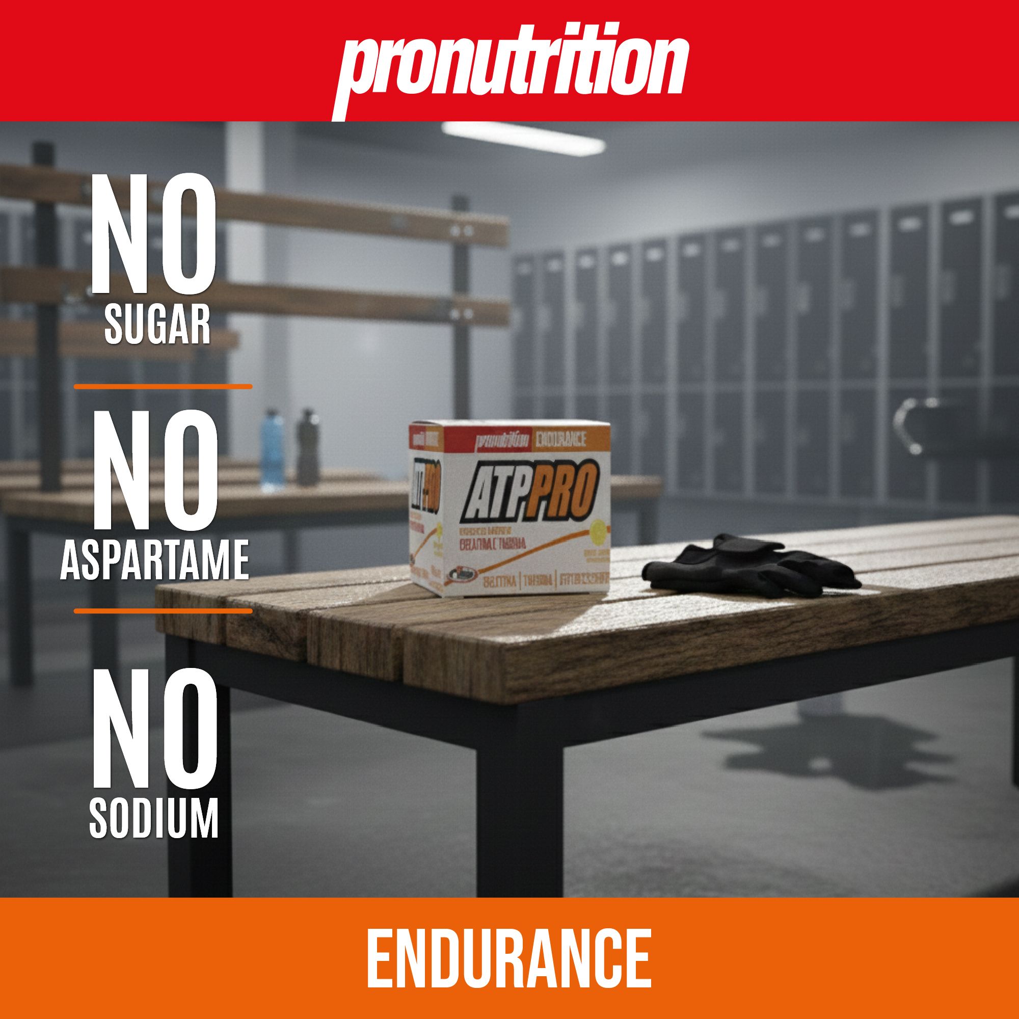 Confezione prodotto su una panca di legno. Testo: NO SUGAR, NO ASPARTAME, NO SODIUM. Sfondo: spogliatoio.