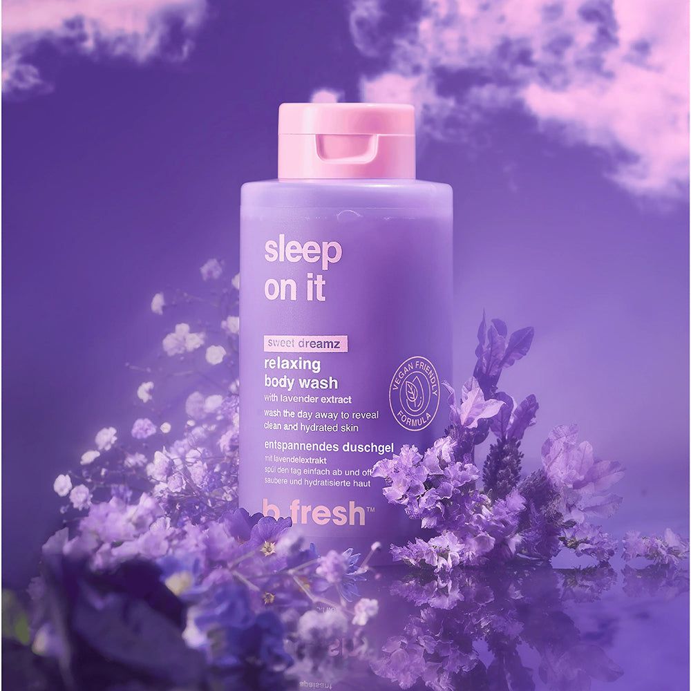 Flacone viola con scritta 'sleep on it relaxing body wash' e lavanda. Formula Vegan Friendly.