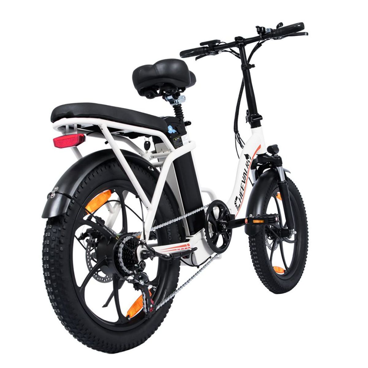 Bicicletta elettrica bianca con pneumatici neri. Visibili: portapacchi, fanalino posteriore, marchio CHEEVALRY.