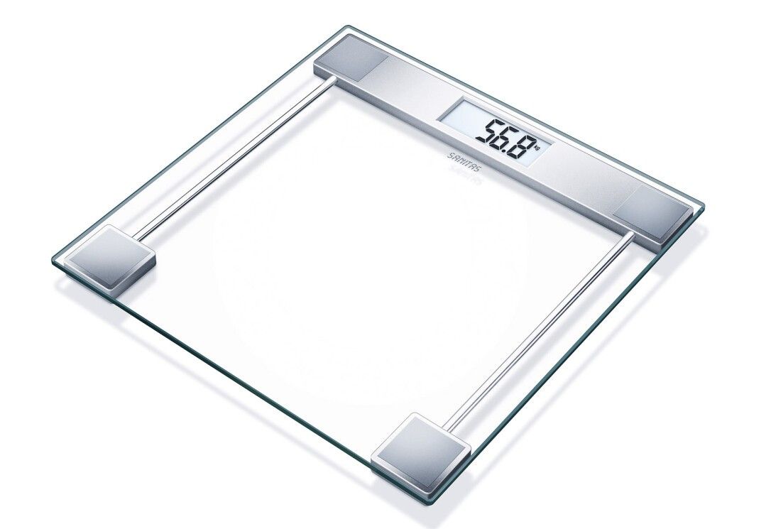 Bilancia elettronica con display digitale. Superficie in vetro, elementi argentati. Visualizzazione peso: 56.8.