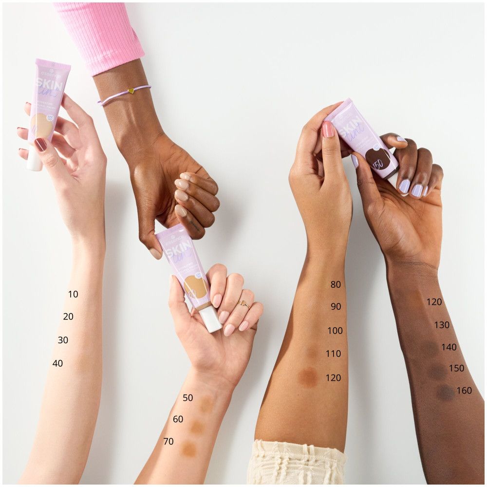 Braccia con diverse tonalità di fondotinta, numerate da 10 a 160. Nome del prodotto visibile.