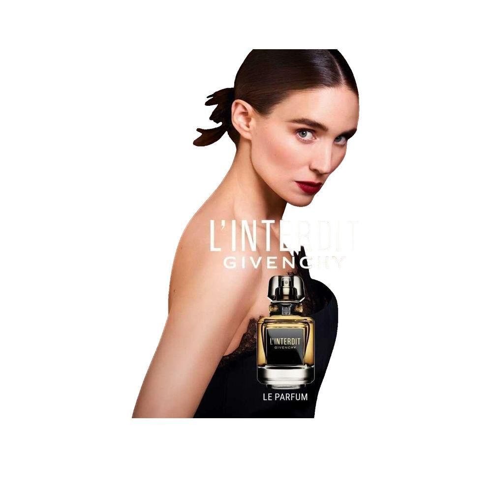 Donna con flacone di profumo. Flacone nero con liquido dorato. Scritta L'INTERDIT e GIVENCHY.