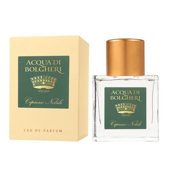 Flacone e confezione di Eau de Parfum. Scritta: Acqua di Bolgheri, Cipresso Nobile. Etichetta verde con corona. Tappo dorato.