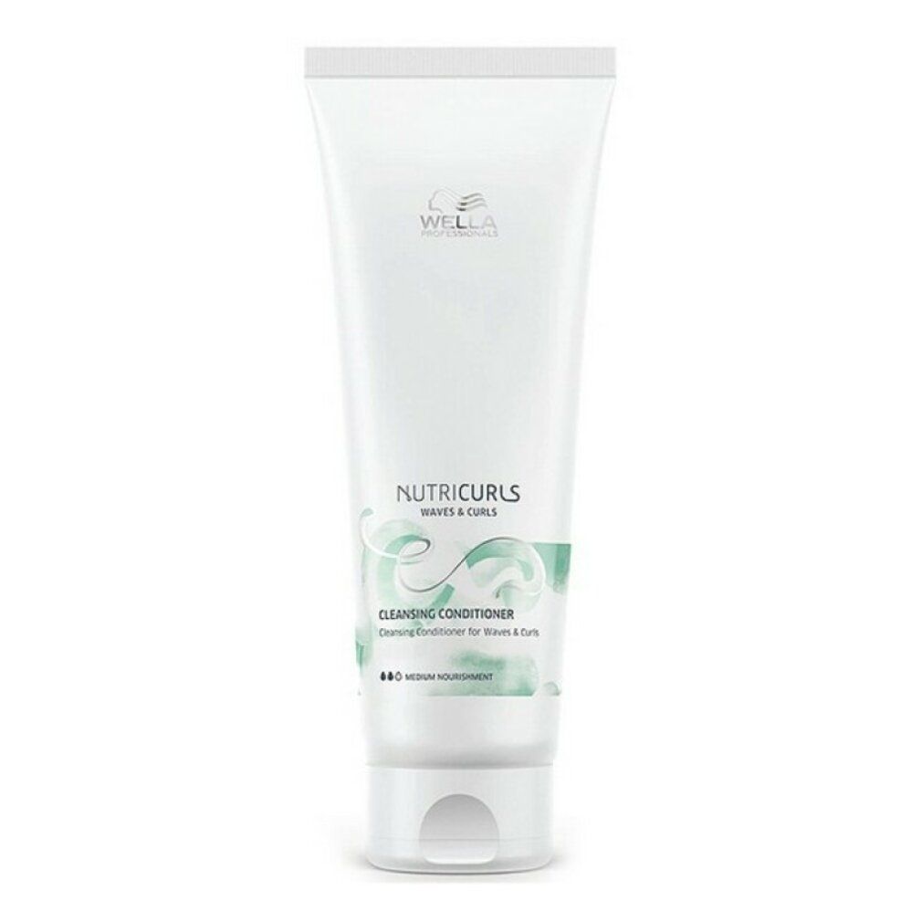 Tubo bianco con etichetta verde. Scritta: Nutricurls, Cleansing Conditioner. Marchio: Wella.