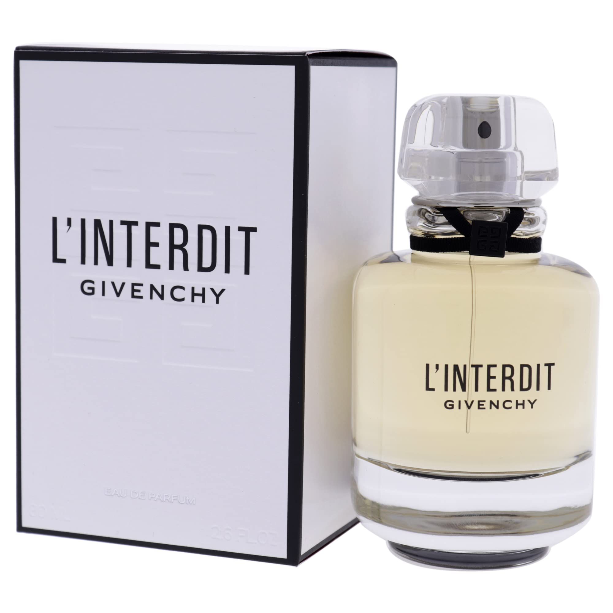 Flacone di profumo accanto a scatola bianca. Flacone con contenuto giallastro, nastro nero. Scritta L'Interdit e Givenchy.