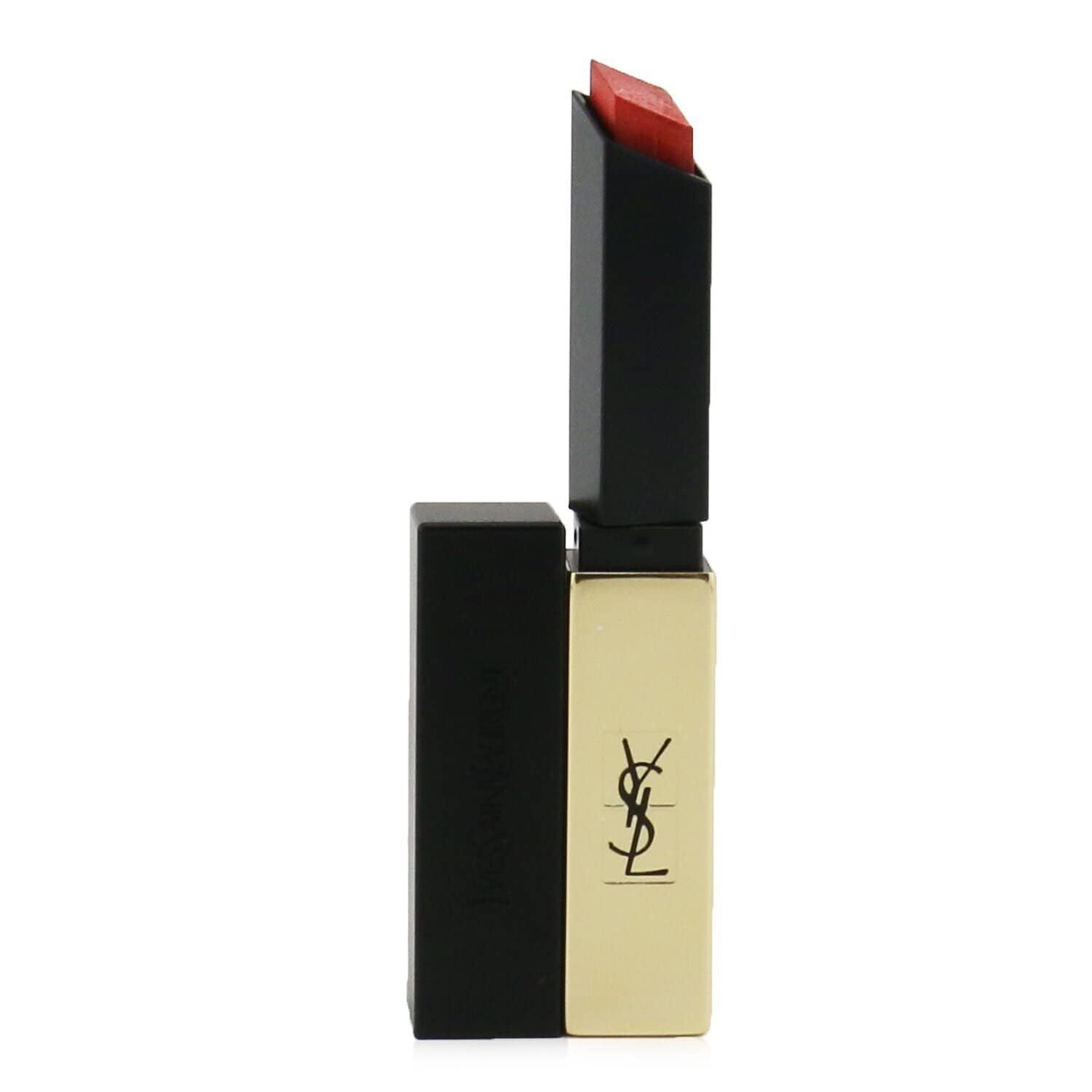 Rossetto aperto. Coperchio nero, corpo dorato. Punta rossa. Logo Yves Saint Laurent.