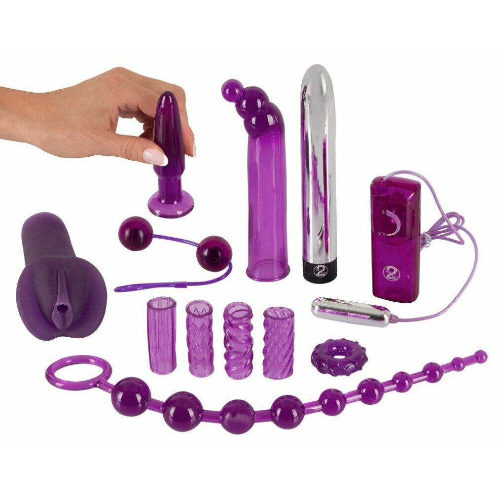 Un set di sex toys viola, inclusi un plug, sfere e un vibratore.