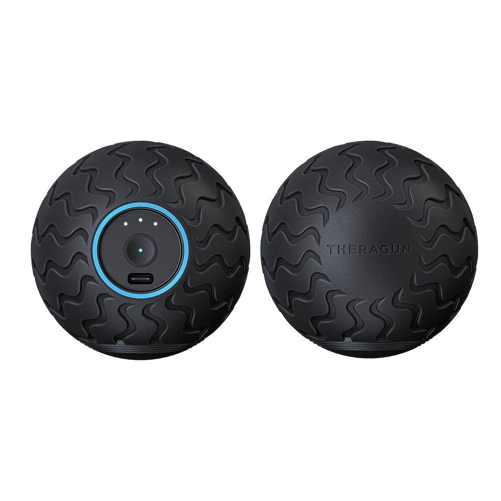 Sfera da massaggio nera con motivo a onde. Logo Theragun su un lato. Pannello di controllo con porta di ricarica e pulsanti sull'altro.