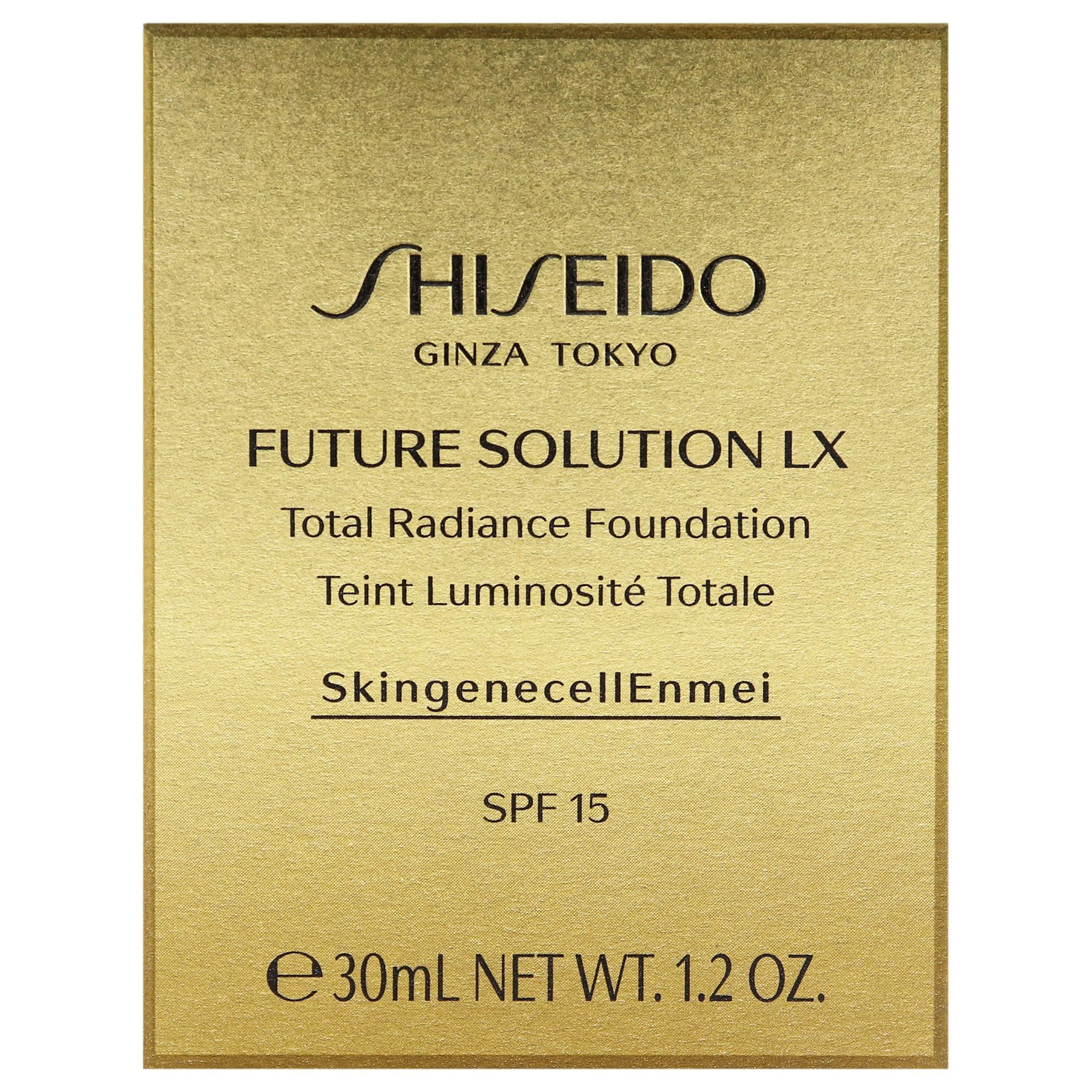 Scatola dorata con informazioni sul prodotto. Scritta Shiseido, Future Solution LX, Total Radiance Foundation, SPF 15.