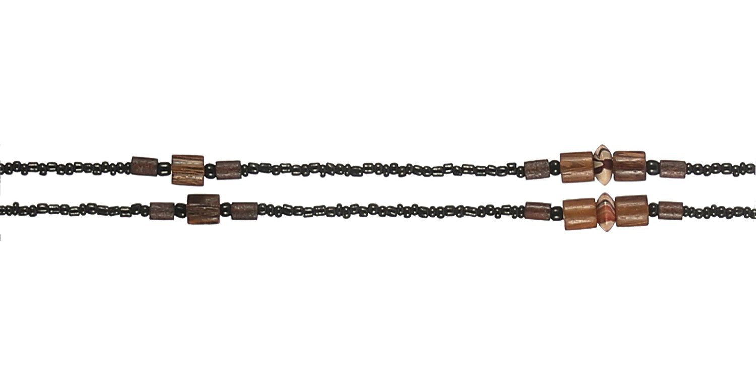 Primo piano della catenina per occhiali. Catena di perline nere con perline di legno. Supporti in metallo.