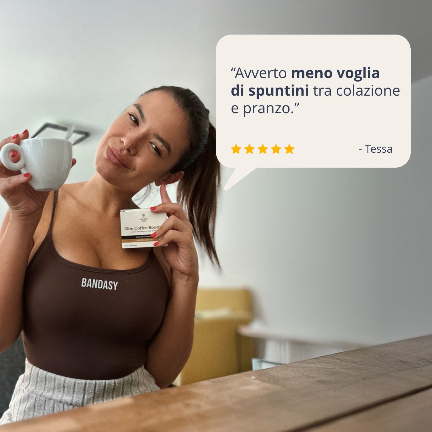 Donna con Golden Tree Slim Coffee Booster e tazza da caffè, testimonianza.