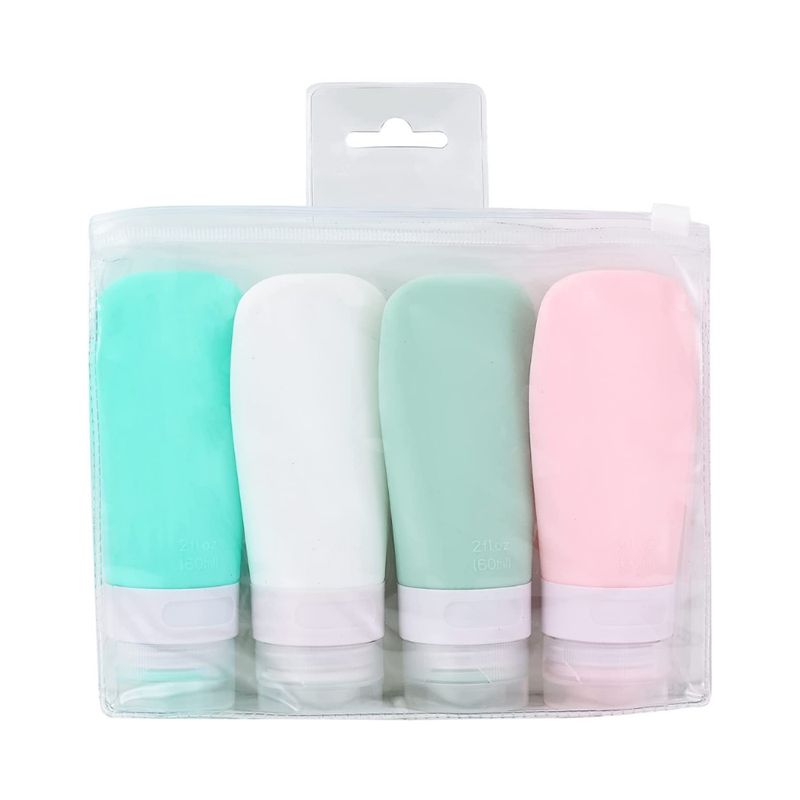 Quattro flaconi da viaggio colorati in una borsa trasparente. Colori: turchese, bianco, verde e rosa. Con coperchio bianco.