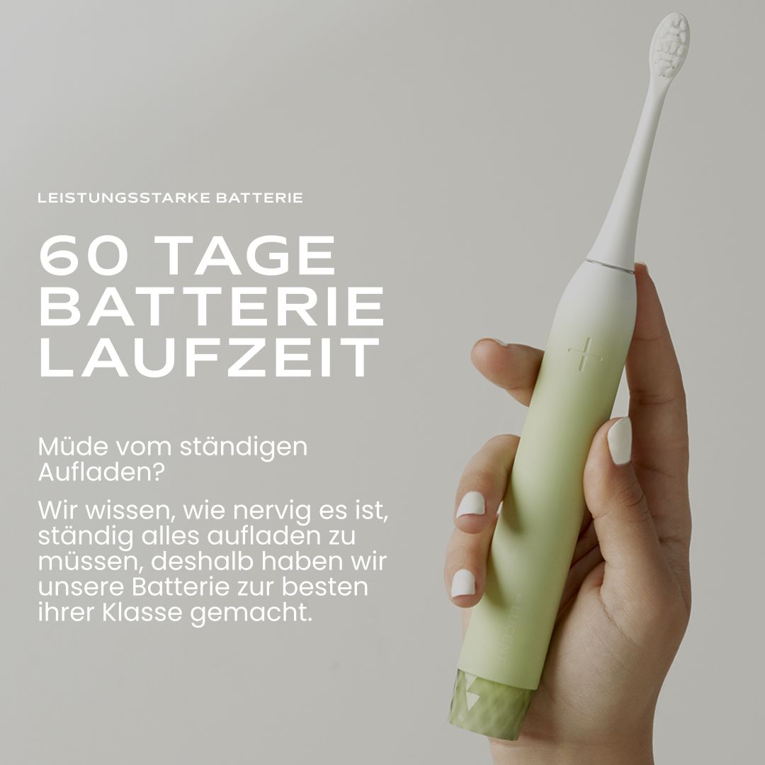 Mano che tiene uno spazzolino elettrico sonico verde Be Lucent Prism con lunga durata della batteria.