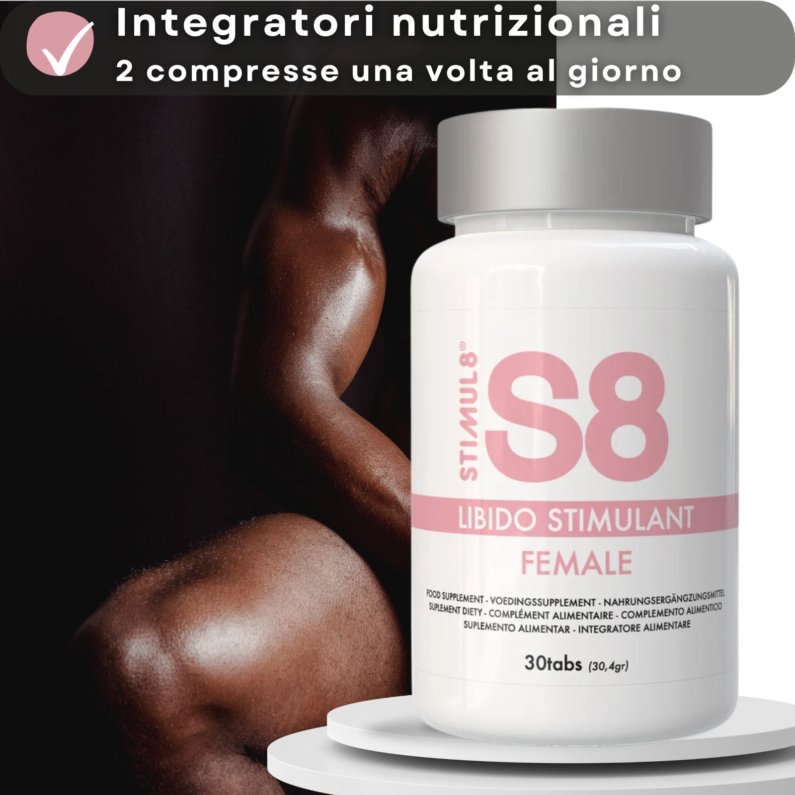 Flacone S8 Libido Stimulant, FEMALE, davanti a torso muscoloso. Testo: Integratori nutrizionali, 2 compresse una volta al giorno.