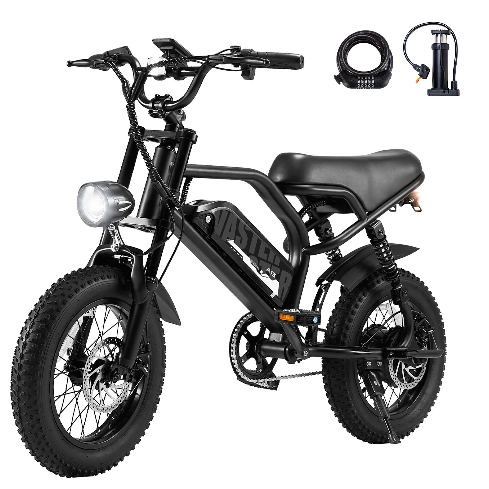E-bike nera con accessori: pompa, lucchetto. E-bike full suspended con pneumatici larghi, faro, portapacchi e sella.
