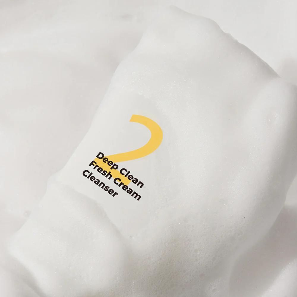 Schiuma con "2" giallo e scritta "Deep Clean Fresh Cream Cleanser".