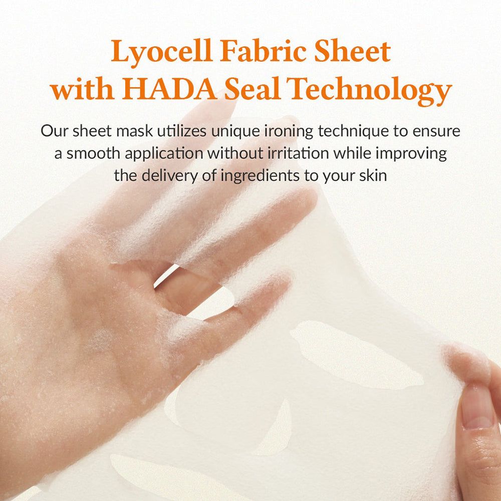 Mano che tiene una maschera in tessuto bianco. Testo: Lyocell Fabric Sheet with HADA Seal Technology.
