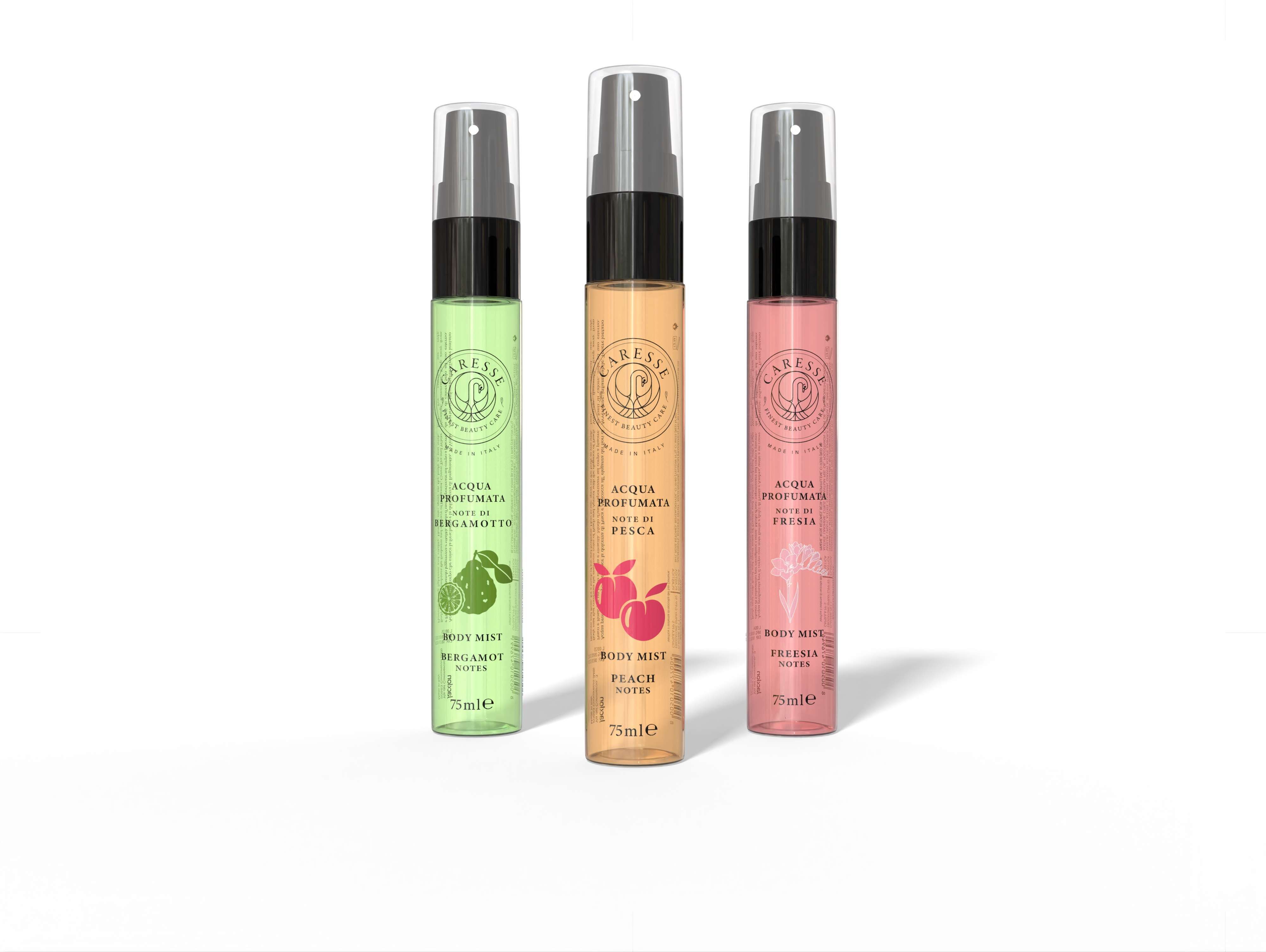 Tre spray corpo Freesia, in diversi colori. Con erogatore spray e nome del prodotto. Flaconi da 75 ml.