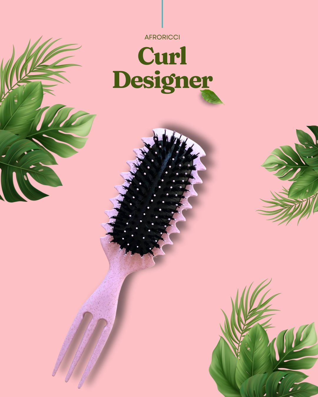 Spazzola per capelli lilla con setole nere. Nome prodotto: Afroricci Curl Designer. Su sfondo rosa con foglie.