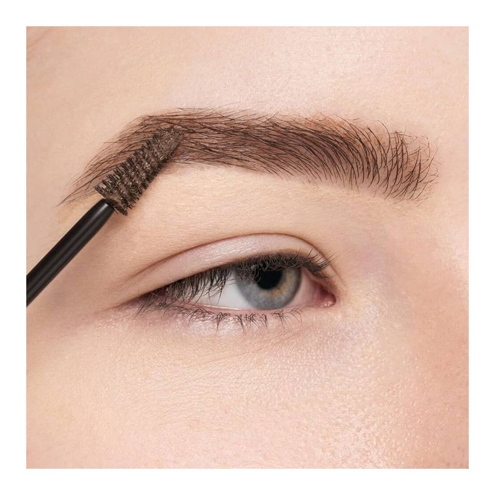 Occhio con sopracciglio spazzolato. Spazzola e sopracciglio marroni.