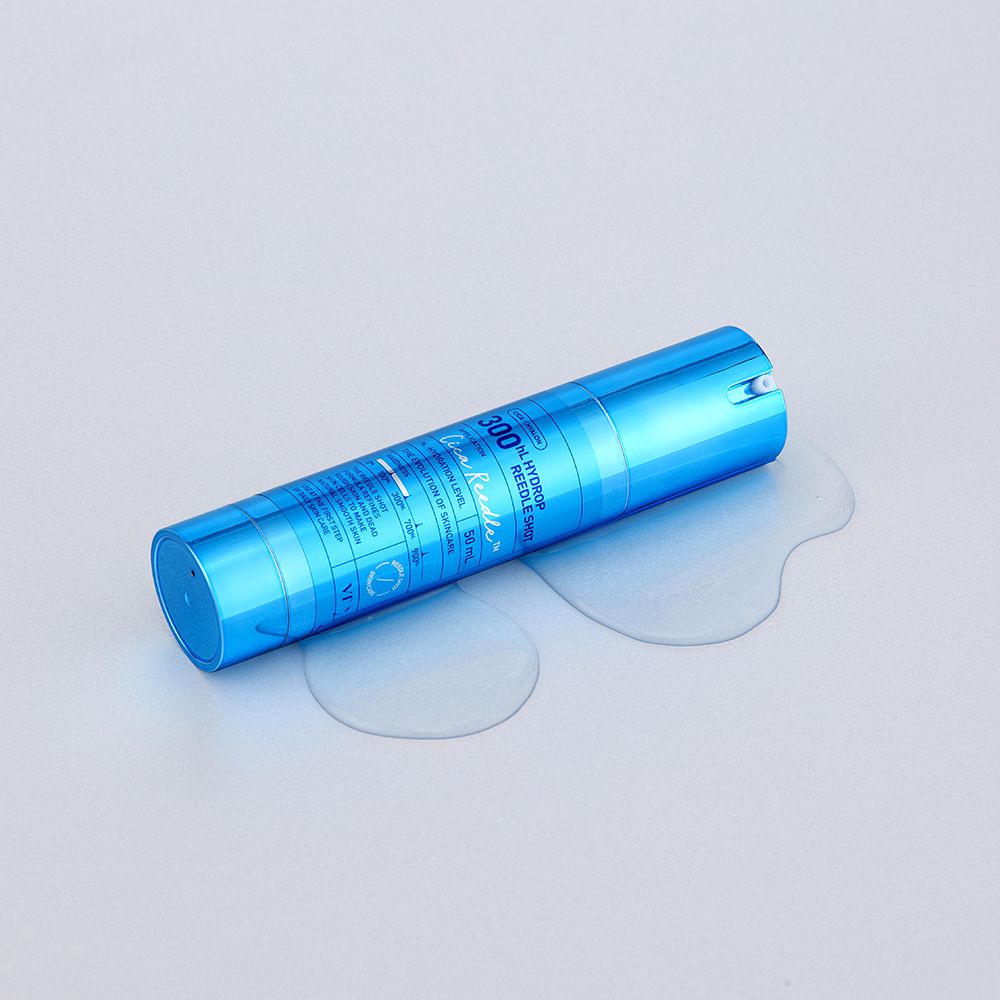 Dispenser blu adagiato su una superficie con prodotto versato.